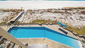 Una piscina con vista a la playa y al océano.