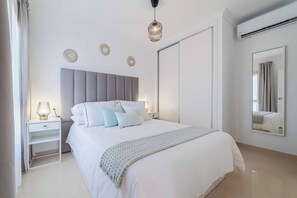 5 bedrooms, desk, WiFi, bed sheets