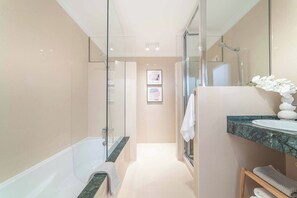 Dusche, Bidet, Handtücher