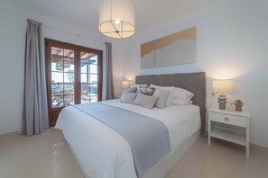 4 bedrooms, desk, WiFi, bed sheets