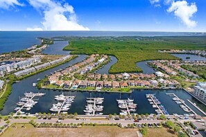 Marina - Bayfront Townhouse w/Heated Pool, HotTub, Beach, Marina, tiki bars w/live music (Ruskin)