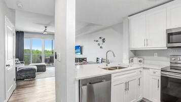 Mikrobølgeovn, ovn, kokeplater og oppvaskmaskin