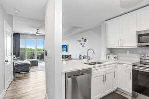 Microwave, oven, stovetop, dishwasher - Bayfront Townhouse w/Heated Pool, HotTub, Beach, Marina, tiki bars w/live music (Ruskin)