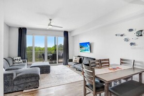 TV - Bayfront Townhouse w/Heated Pool, HotTub, Beach, Marina, tiki bars w/live music (Ruskin)