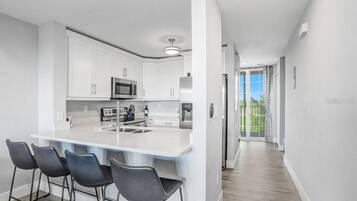 Microones, forn, placa de cuina i rentaplats