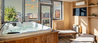 Penthouse Station The Residences ( Apt with private Jacuzzi)
