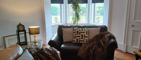 Una Smart TV, un reproductor de DVD, libros, una videoteca