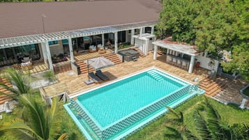 Villa de lujo, piscina privada, vistas al mar | Caja fuerte, escritorio, espacio para trabajar con un portátil