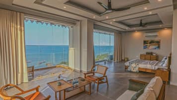 خزنة داخل الغرفة ومكتب ومساحة عمل للكمبيوتر المحمول ومكواة/لوح كي