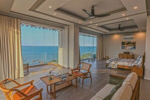 Luxe penthouse | Een kluis op de kamer, een bureau, een laptopwerkplek