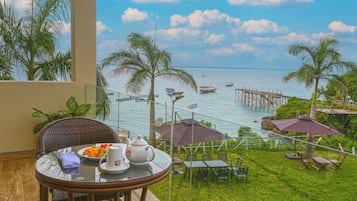 خزنة داخل الغرفة ومكتب ومساحة عمل للكمبيوتر المحمول ومكواة/لوح كي