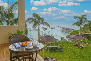 Deluxe kamer, 1 twee- of 2 eenpersoonsbedden, balkon, uitzicht op zee | Een kluis op de kamer, een bureau, een laptopwerkplek