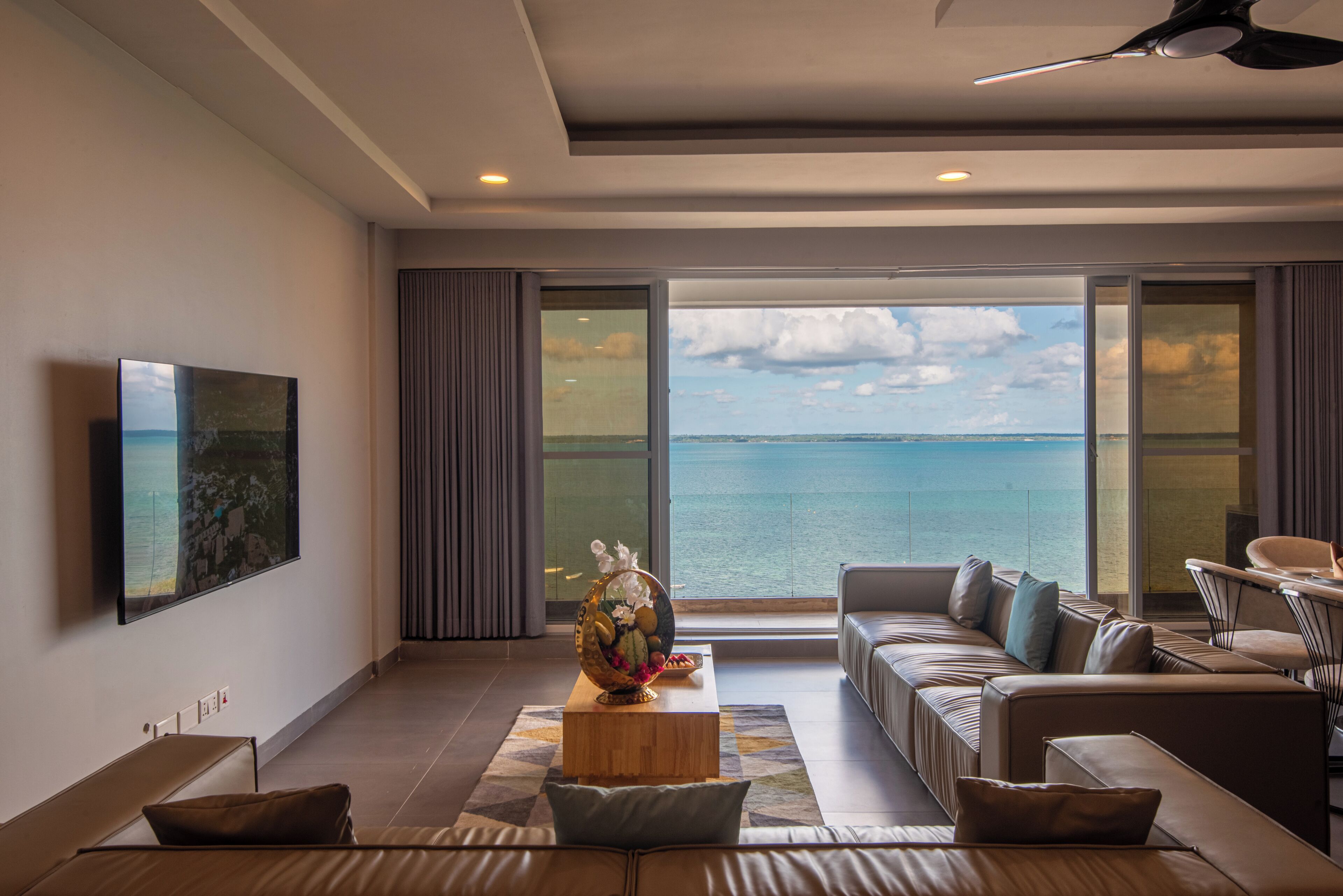 Caja fuerte, escritorio, espacio para trabajar con un portátil