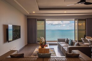 Een kluis op de kamer, een bureau, een laptopwerkplek