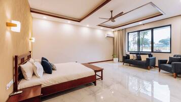 Lyxvilla - privat pool - havsutsikt | Värdeförvaringsskåp på rummet, skrivbord och arbetsyta för laptop