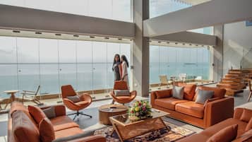 Penthouse Luxe | Coin séjour | Télévision