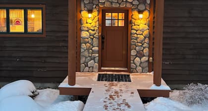Spacious 4-bedroom Ski- in/ Ski-out condo in enchanting Sunday River w/ Hot Tub