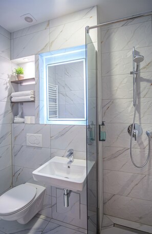 Ducha, secador de pelo, toallas, shampoo