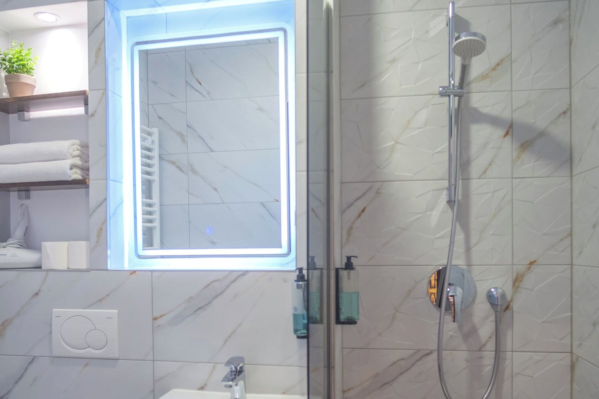 Baño | Ducha, secador de pelo, toallas y champú
