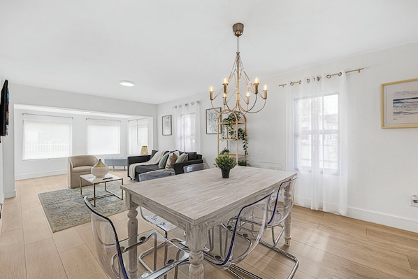 In-room dining - Spacious 3BR House with Private Pool (Miami)