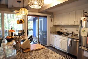 Kylskåp, mikrovågsugn, ugn och spishäll