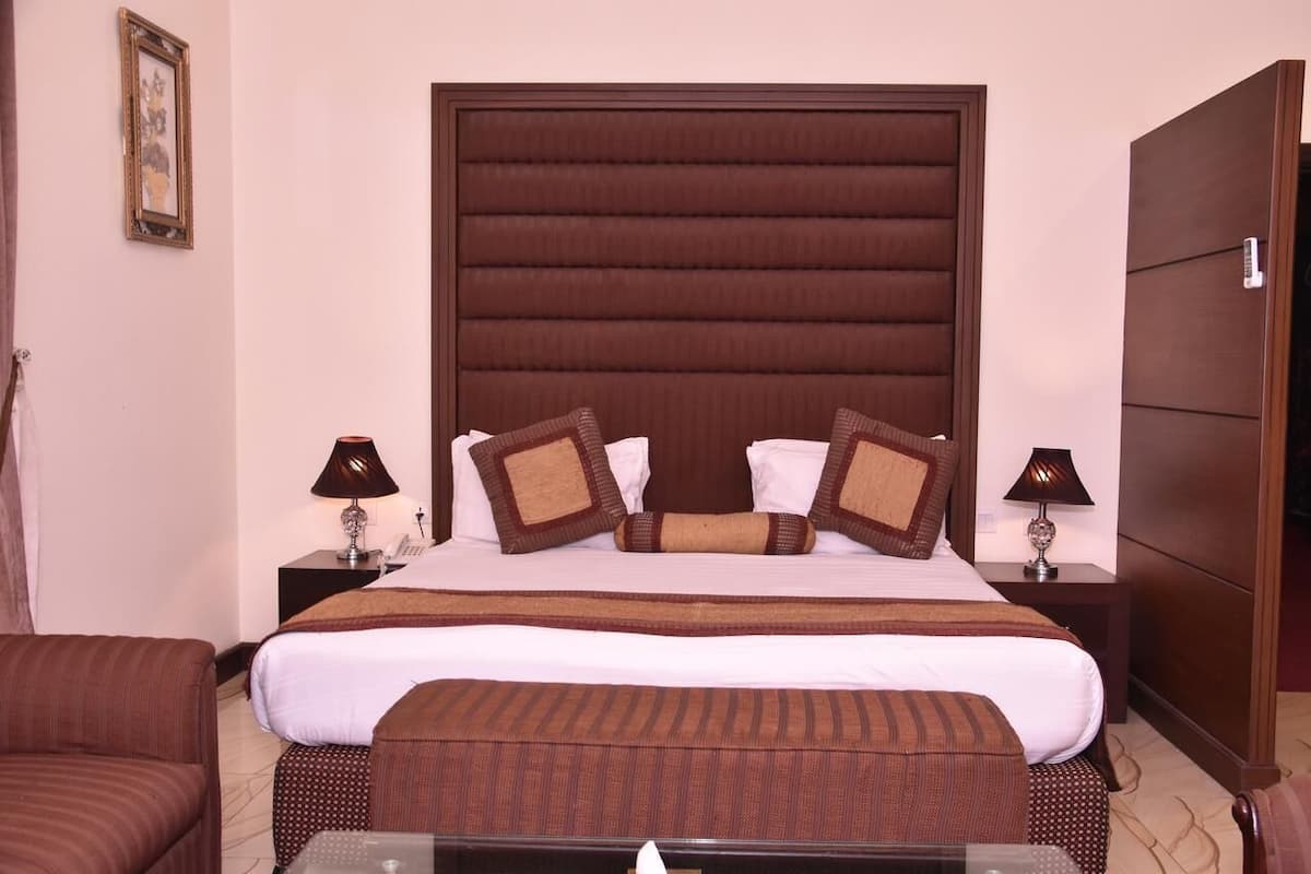 Deluxe Double Room, City View | Kalis bunyi, seterika/papan seterika, Wi-fi percuma