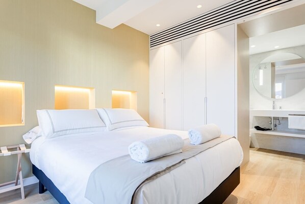 2 bedrooms, iron/ironing board, travel cot, WiFi