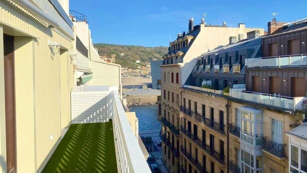 A high-rise building with balconies overlooking a body of water. - "The Palms" new, ac, terrace, calm near Old Town (Donostia-San Sebastian)