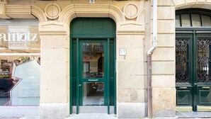 A building entrance with a green door, a sign for 'Centrd Veterinario Albaïtantza Zentroa', and a visible address number '5'. - "The Palms" new, ac, terrace, calm near Old Town (Donostia-San Sebastian)