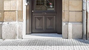 Una puerta marrón oscuro con un panel de vidrio y un cartel encima.