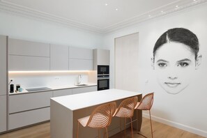 Lave-vaisselle, batterie de cuisine, vaisselle et ustensiles