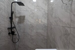 Shower - 2 bedroom furnished rental in Agla / Cotonou  (Cotonou)