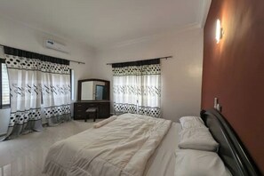 2 bedrooms, iron/ironing board, WiFi, bed sheets - 2 bedroom furnished rental in Agla / Cotonou  (Cotonou)