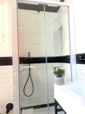 Dusche, Haartrockner, Bidet, Handtücher