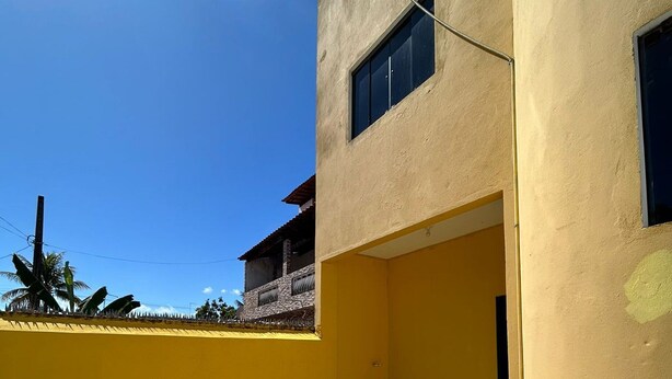 A yellow building with a flat roof and a small window. - Casa Espaçosa em Maracaípe (Ipojuca)
