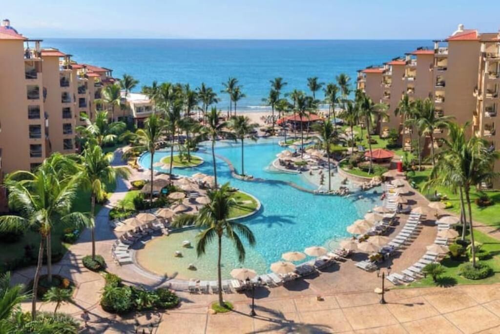 Utendørsbasseng og et oppvarmet basseng