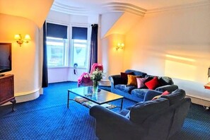 Fernseher, DVD-Player, Bücher, Videothek