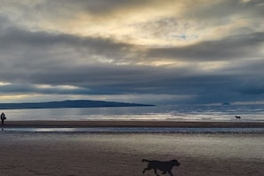 Beach - Self Catering apartment  (North Wing) St Andrew's House - Sleeps 6 (Monkton)
