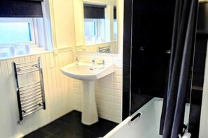 Shower, hair dryer, towels, toilet paper - Self Catering apartment  (North Wing) St Andrew's House - Sleeps 6 (Monkton)