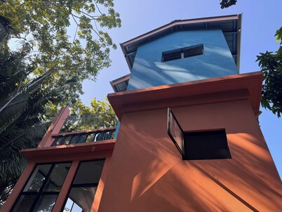 Papaya Jungle House - Queen Bed, A/C, &  Tree Top Terrace