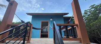 Papaya Jungle House - Queen Bed, A/C, &  Tree Top Terrace