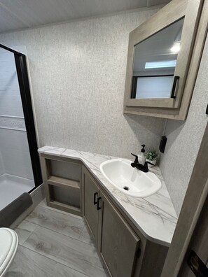 Douche, serviettes fournies, savon, papier de toilette