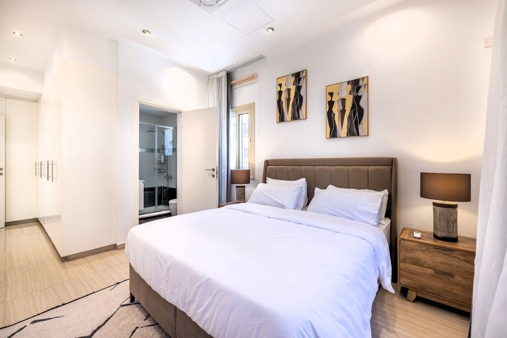 4 間睡房、房內夾萬、熨斗/熨衫板、可攜式嬰兒床