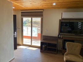 Studio Suite, City View | Egyptian cotton sheets, premium bedding, memory foam beds, minibar