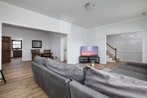 Televisor intel·ligent i llibres 