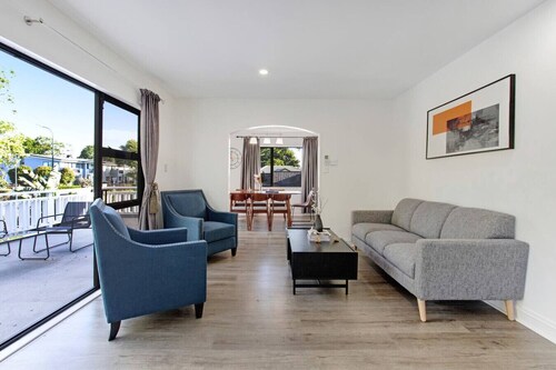 Green Family 5BR Retreat in Wattle Downs w Yard