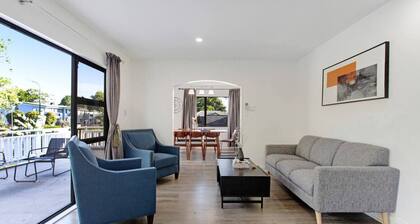 Green Family 5BR Retreat in Wattle Downs w Yard