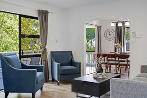 Unclassified image, 5 of 32, button - Green Family 5BR Retreat in Wattle Downs w Yard (Auckland South)