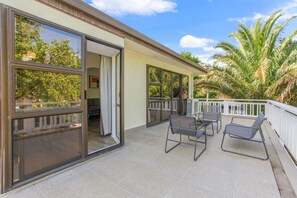 Terrace/patio - Green Family 5BR Retreat in Wattle Downs w Yard (Auckland South)