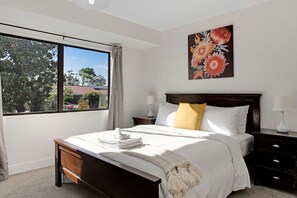 Unclassified image, 4 of 32, button - Green Family 5BR Retreat in Wattle Downs w Yard (Auckland South)